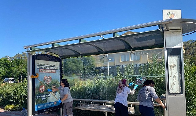 Kemer’de otobüs durakları temizleniyor görseli