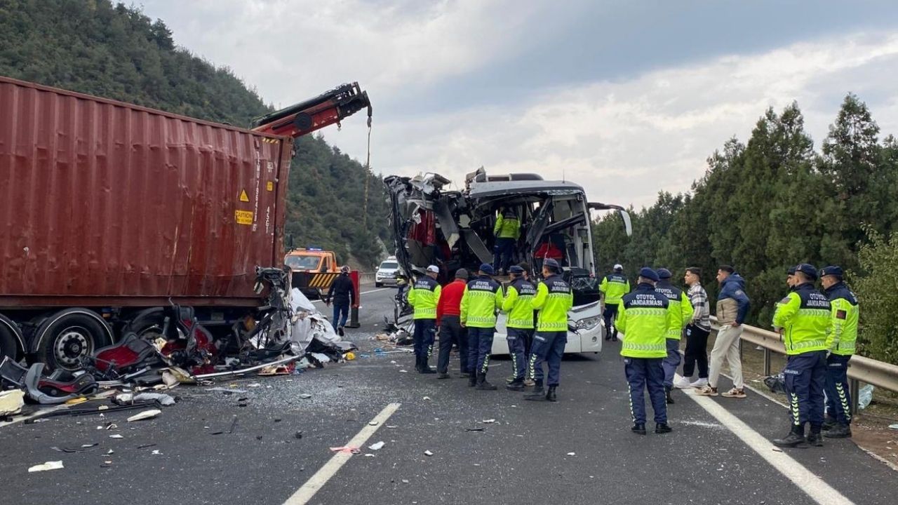 Osmaniye’de yolcu otobüsü tıra çarptı: 6 ölü, 11 yaralı görseli