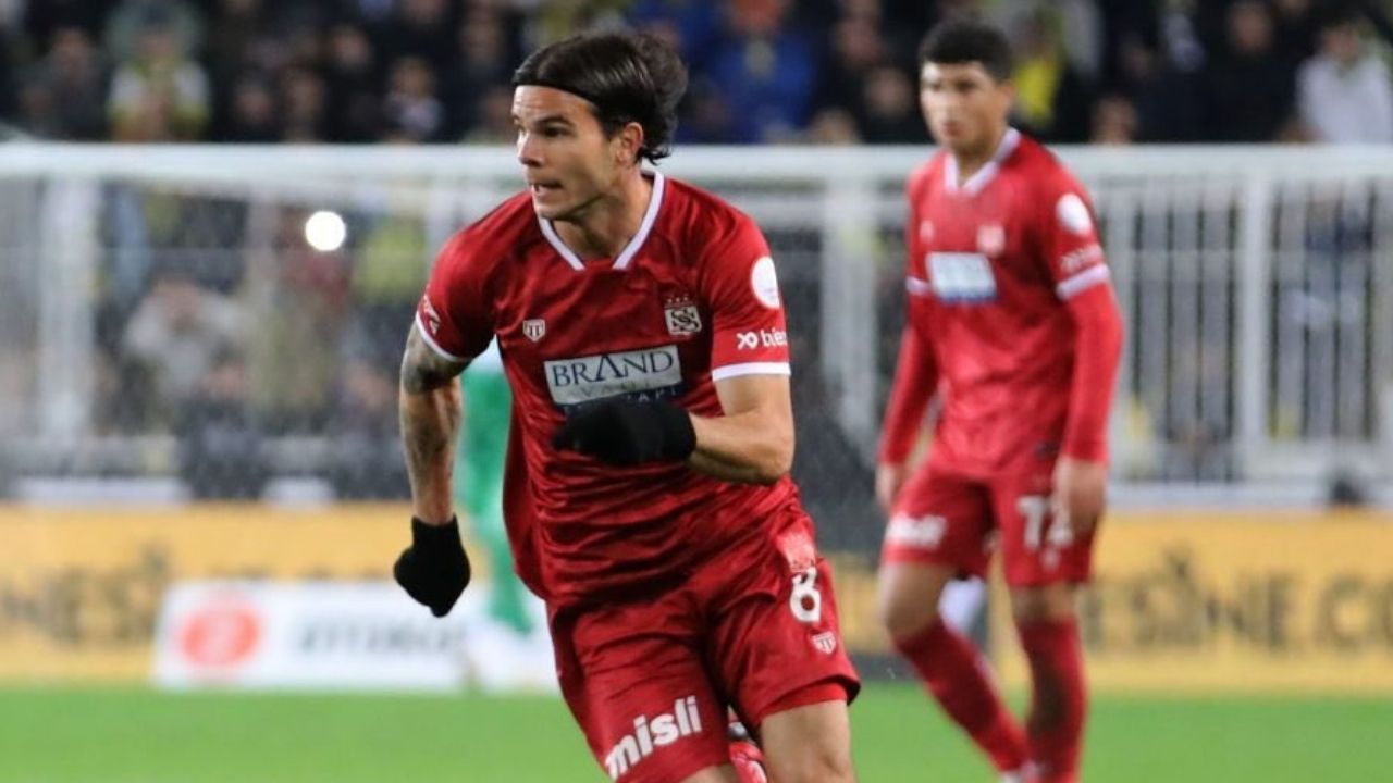 Sivasspor’un Yunan orta sahası Charilaos Charisis, Sivas’ta en çok vergi ödeyen 2. isim oldu görseli