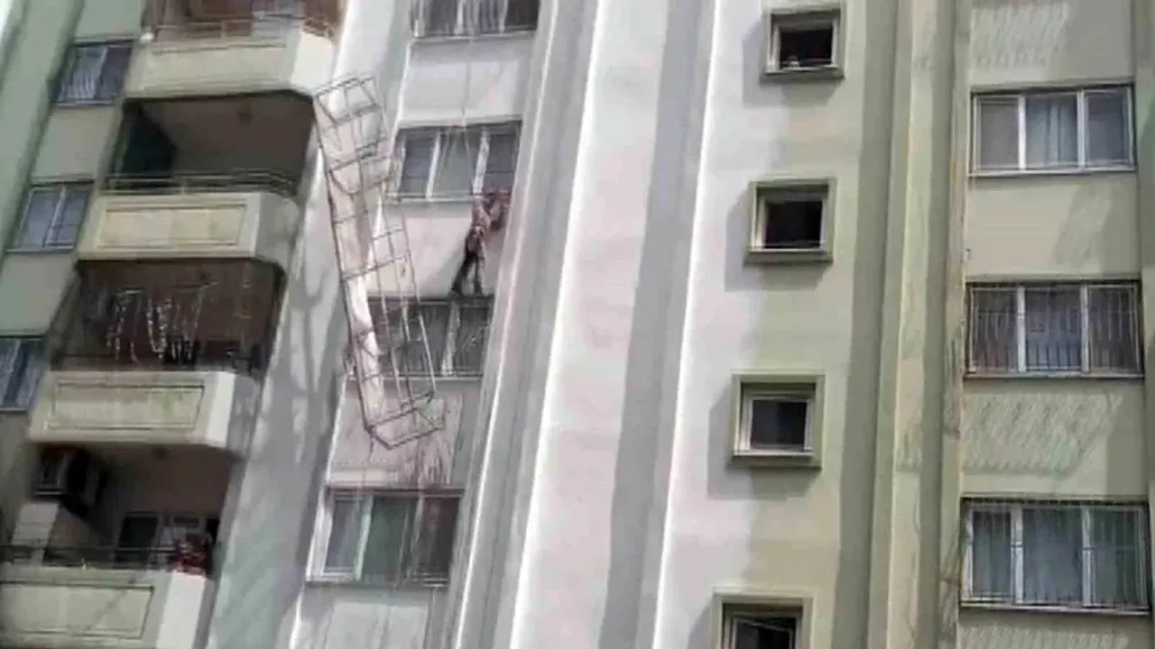 İskelenin halatı koptu, işçi ölümden döndü görseli
