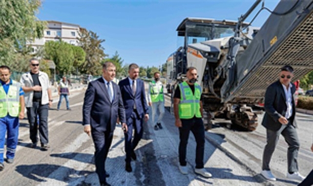 İzmir’in yollarında gece gündüz asfalt çalışması görseli