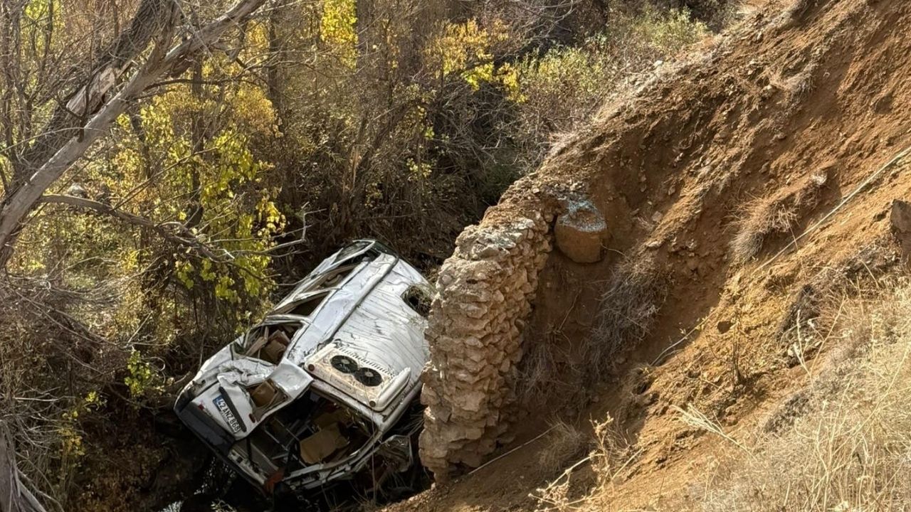 Konya’da servis kazası: 13’ü öğrenci 14 yaralı görseli
