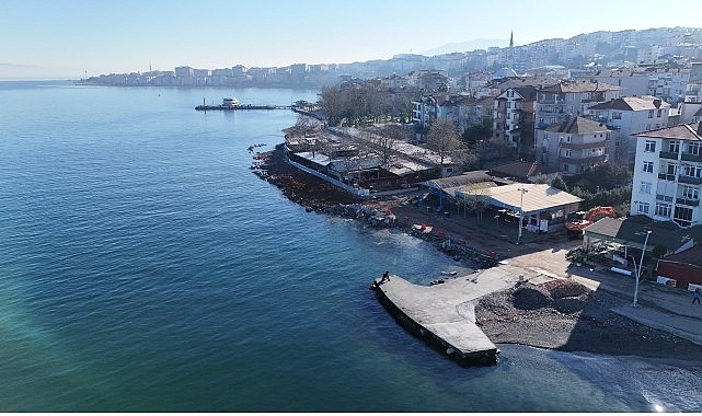 Bir dalga kırıcı set de Değirmendere sahiline görseli