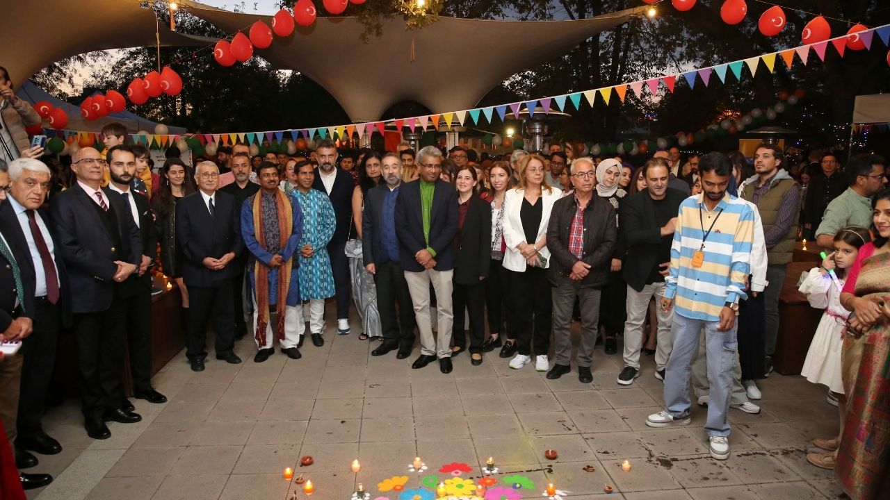 Divali coşkusu Gençlik Parkı’nda yaşandı görseli
