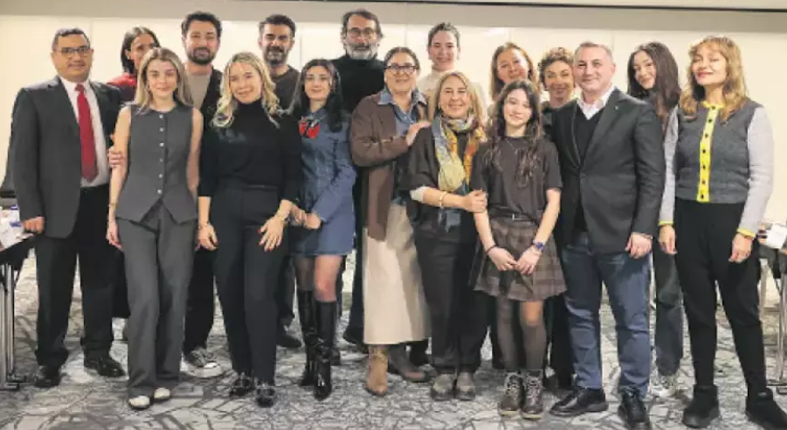 "Şule" Dizisi Sete Çıktı: Şule Yüksel Şenler’in Hayatı Ekrana Taşınıyor görseli
