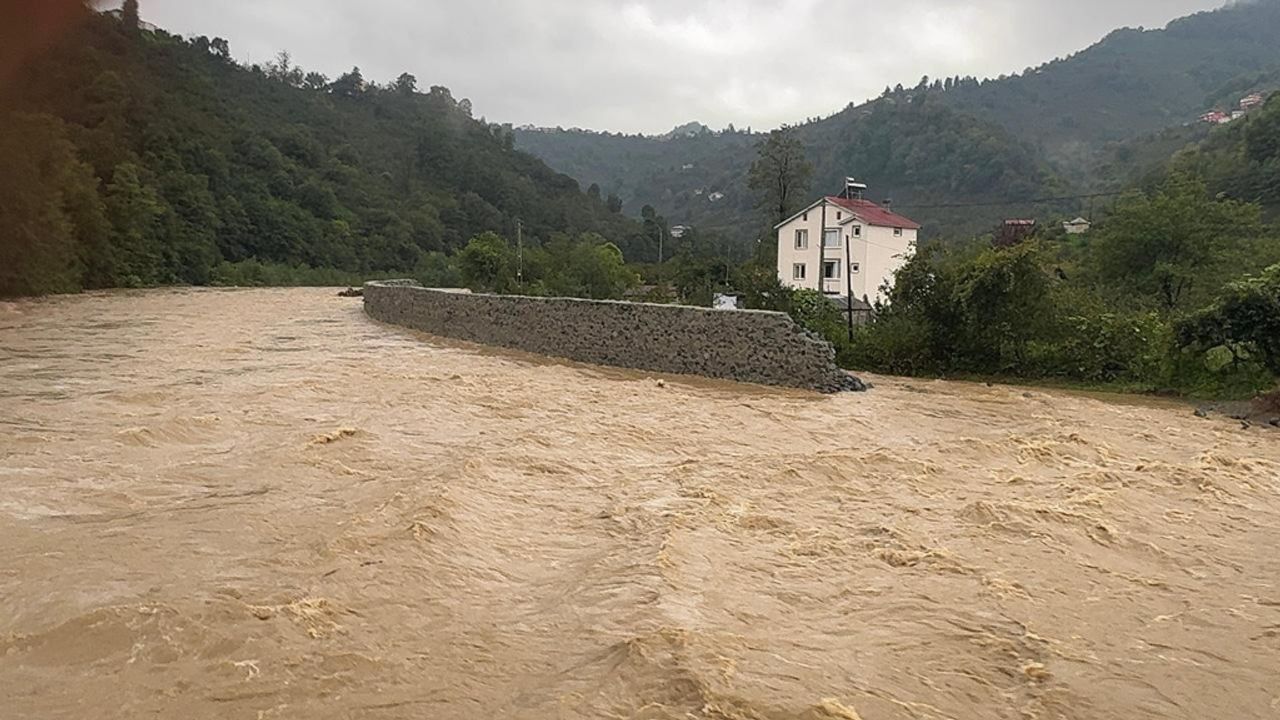 Giresun'da üç ilçe aşırı yağıştan etkilendi görseli