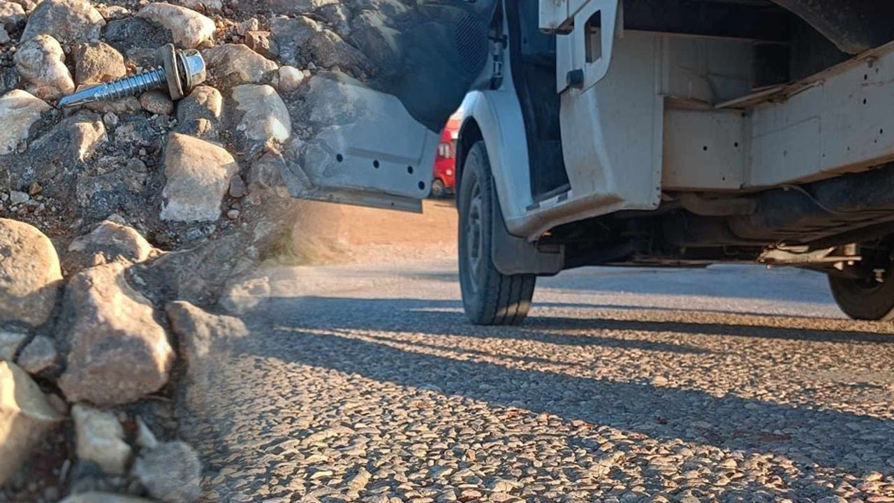 Serik'te yol terörü: Yollara dökülen vidalar lastik patlatıyor görseli