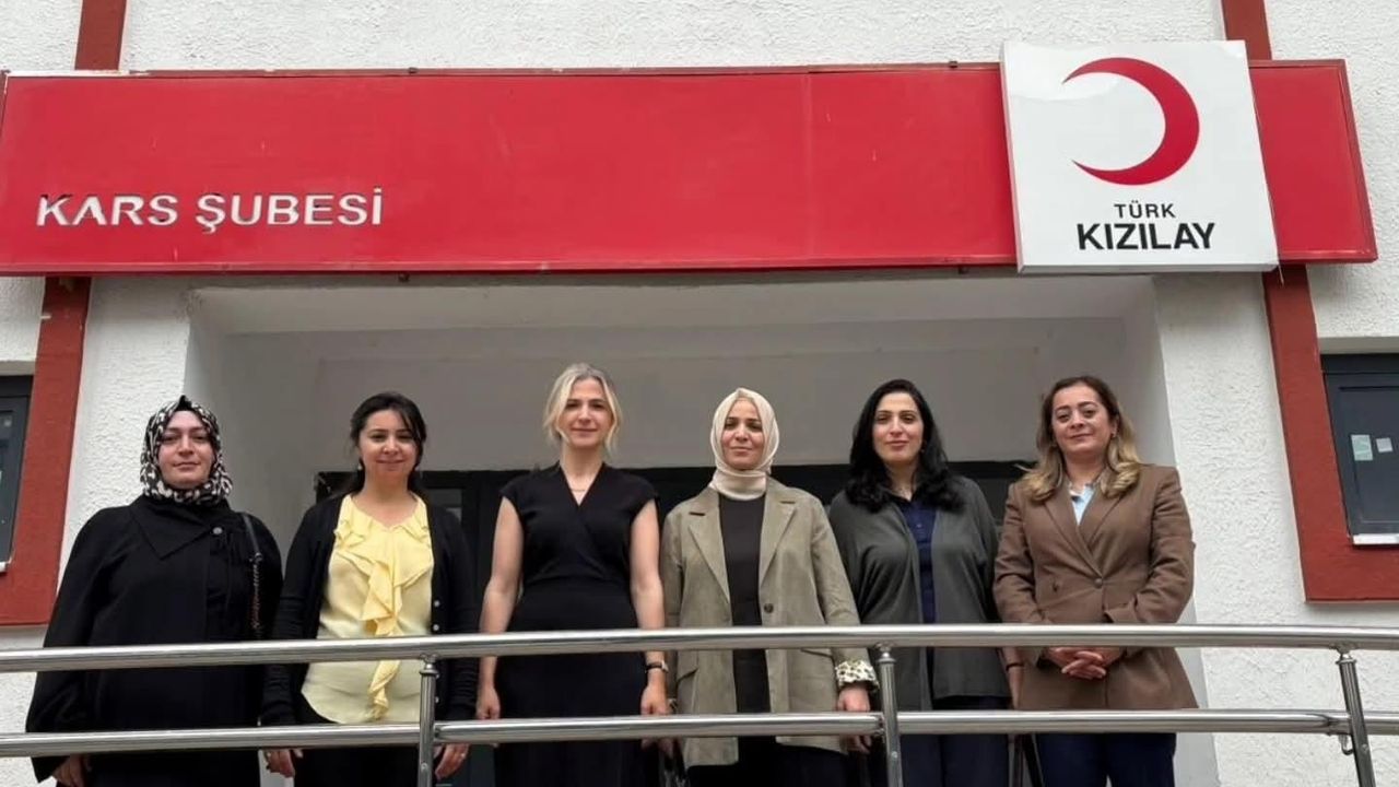 AK Parti Kars Milletvekili Adem Çalkın’ın eşi Aydan Çalkın’dan Türk Kızılay Kars İl Başkanlığı’na anlamlı ziyaret görseli