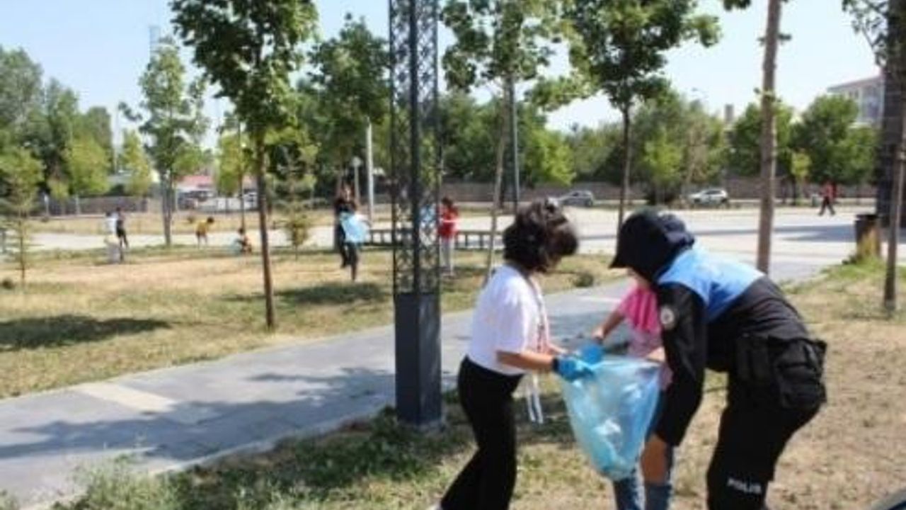 Kars'ta öğrencilere çevre temizliği bilinci aşılanıyor görseli