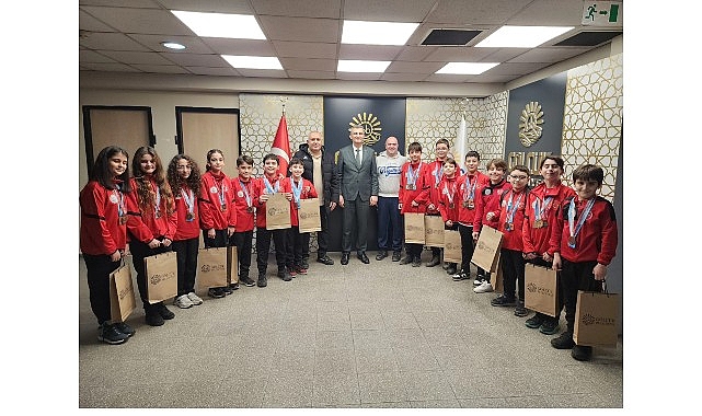 Başkan Sezer Gölcük Belediyesporlu Yüzücüleri Ağırladı görseli