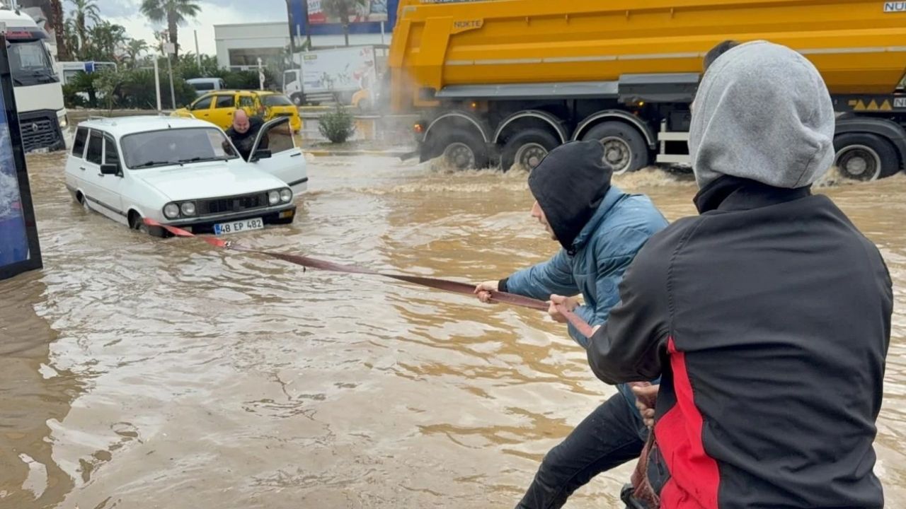 Bodrum’da sağanak: Rögarlar taştı, caddeler göle döndü görseli