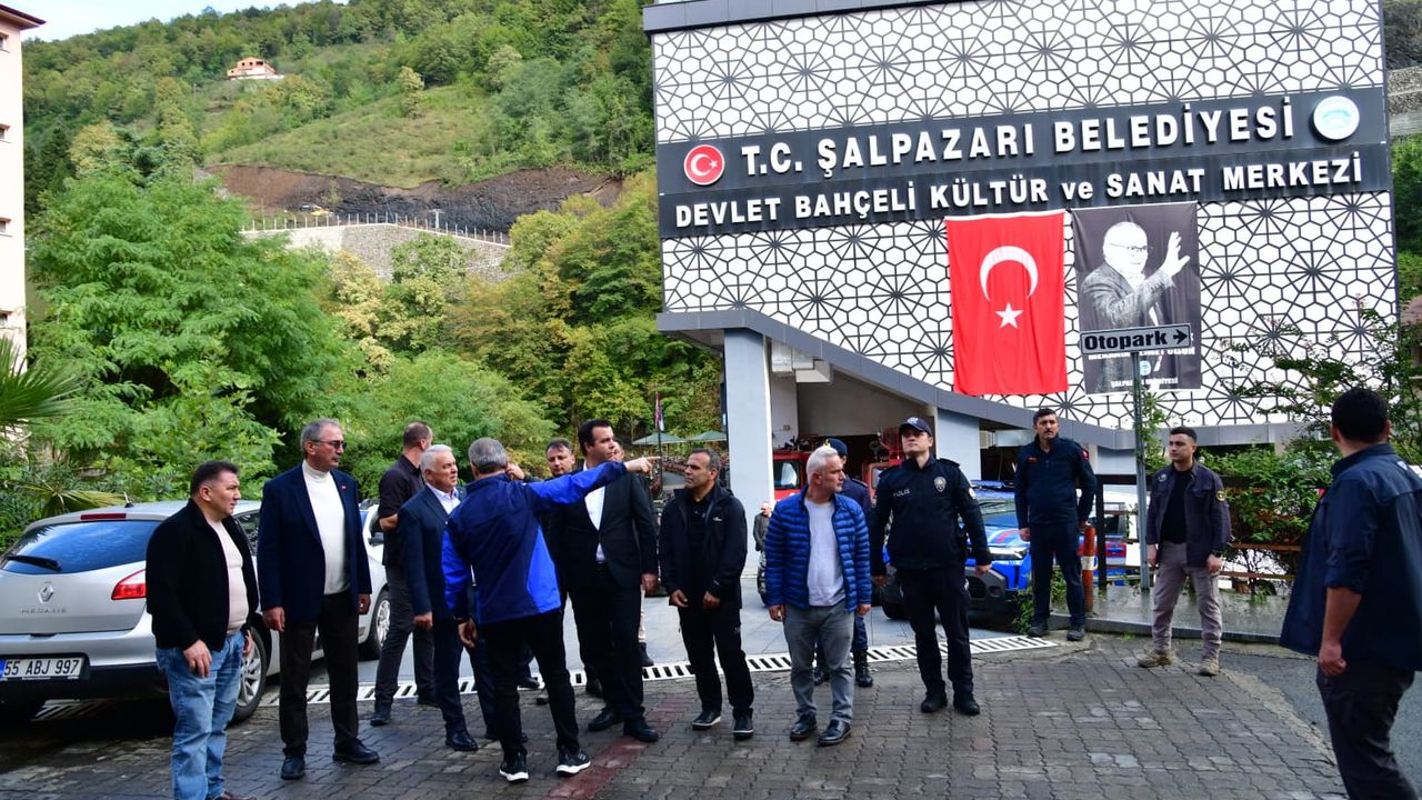 Trabzon Valisi Yıldırım Şalpazarı Sel Bölgesinde görseli