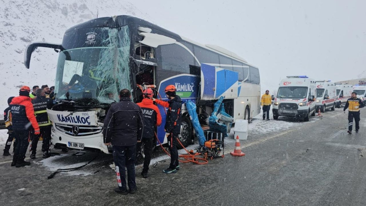 Erzincan’da yolcu otobüsü tıra çarptı: 3 yaralı görseli