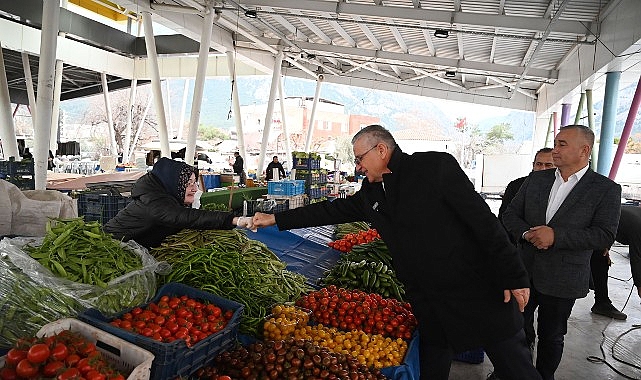 Başkan Yardımcısı Emin Gül ve kardeşi Emel Gül Kurga’dan pazar esnafına çorba ikramı görseli
