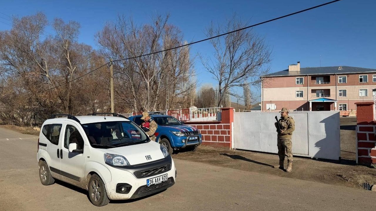 Kars’ta bin yüz kırk iki şahsın GBT sorgusu yapıldı, okul önleri ve sokaklar mercek altında görseli