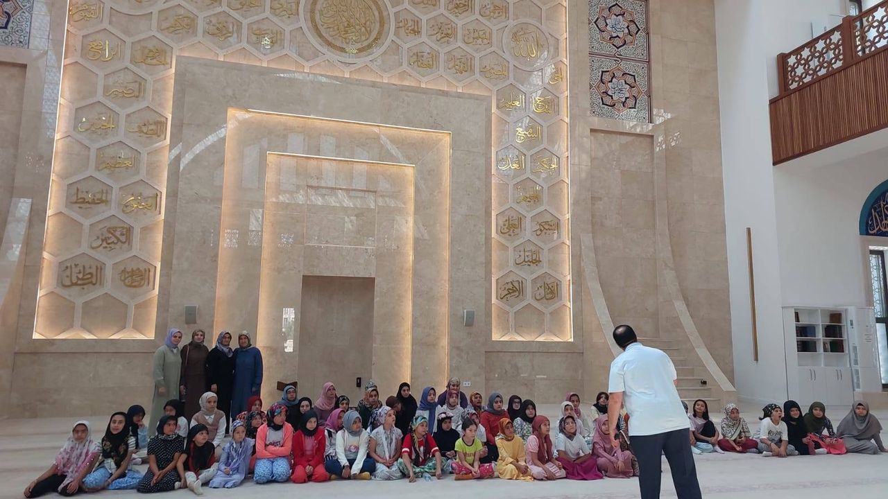 Kars'ta camii çocuk buluşmaları: "Şehirlerin kalbi camilerde buluşalım" projesi devam ekarsdiyor görseli