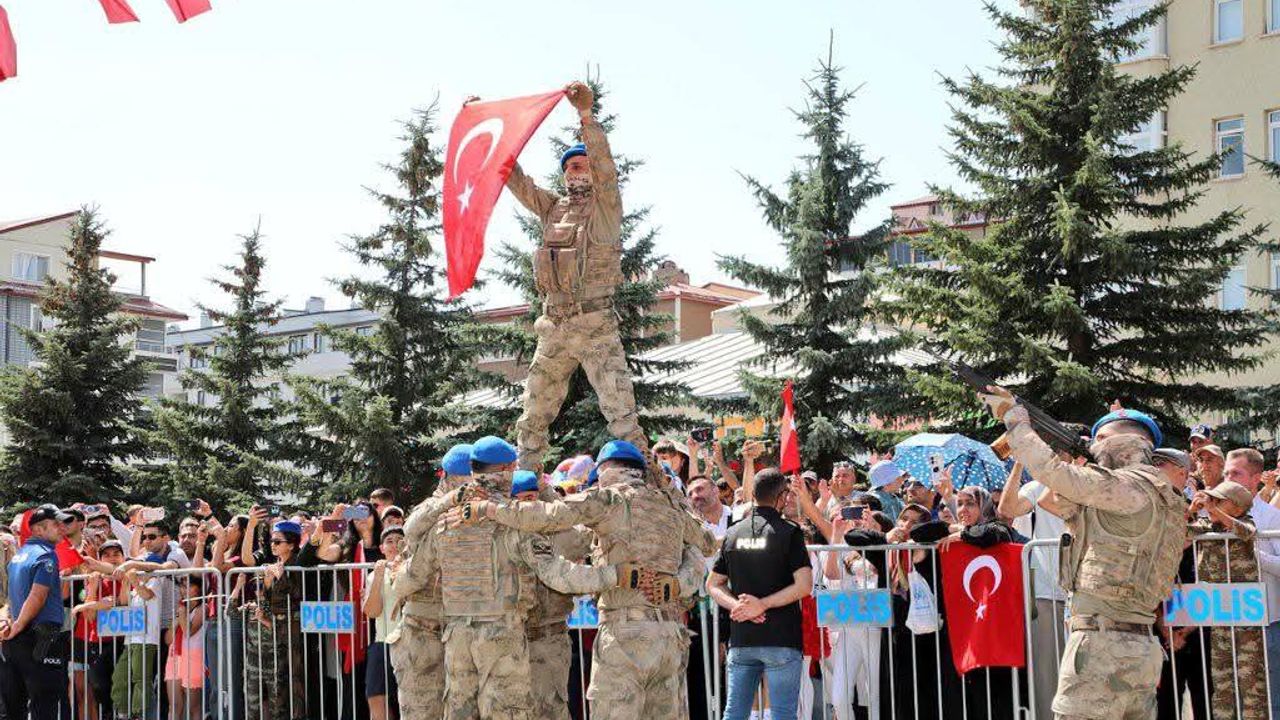 Kars’ta Komandoların yaptığı gösteri beğeni topladı görseli