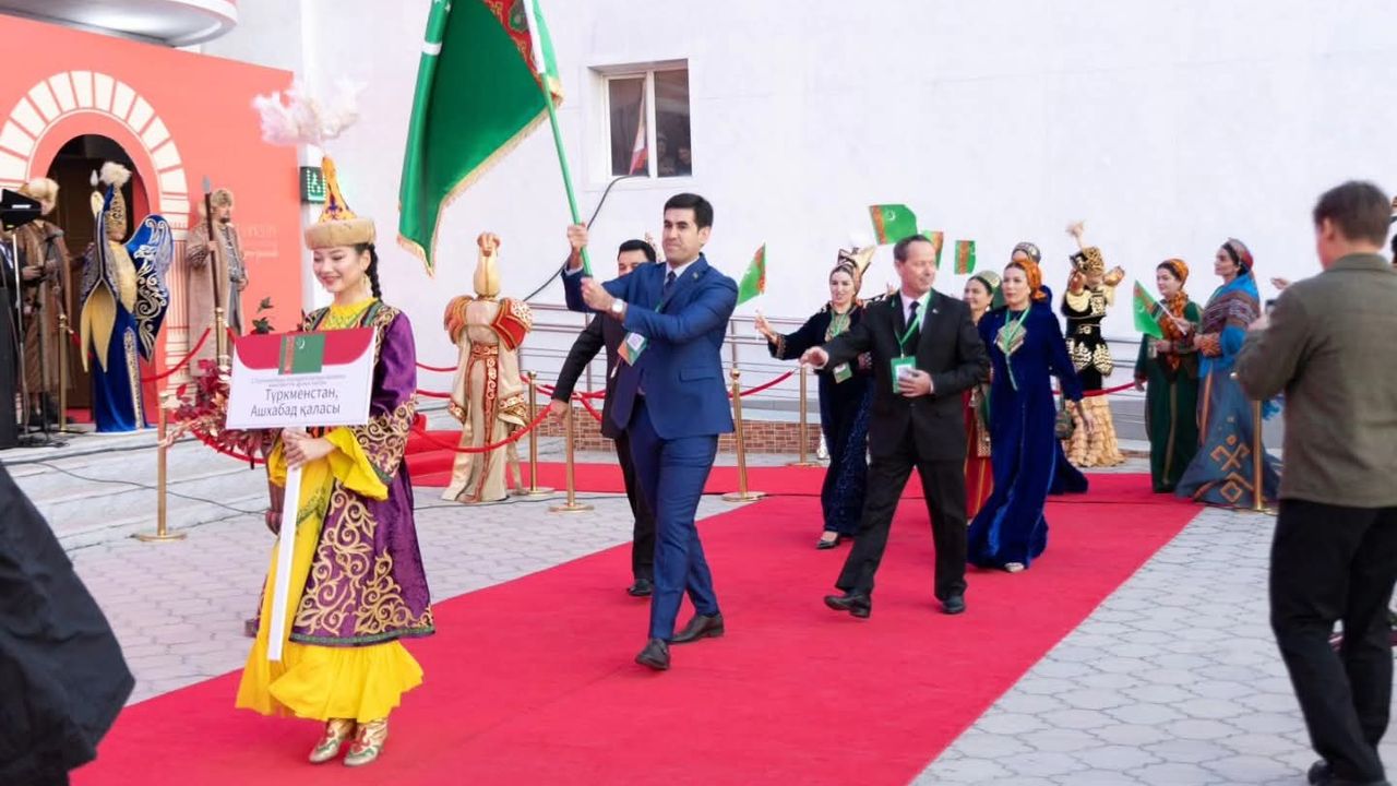 Aktau’da III. Uluslararası TÜRKSOY tiyatro festivali görkemli törenle başladı görseli
