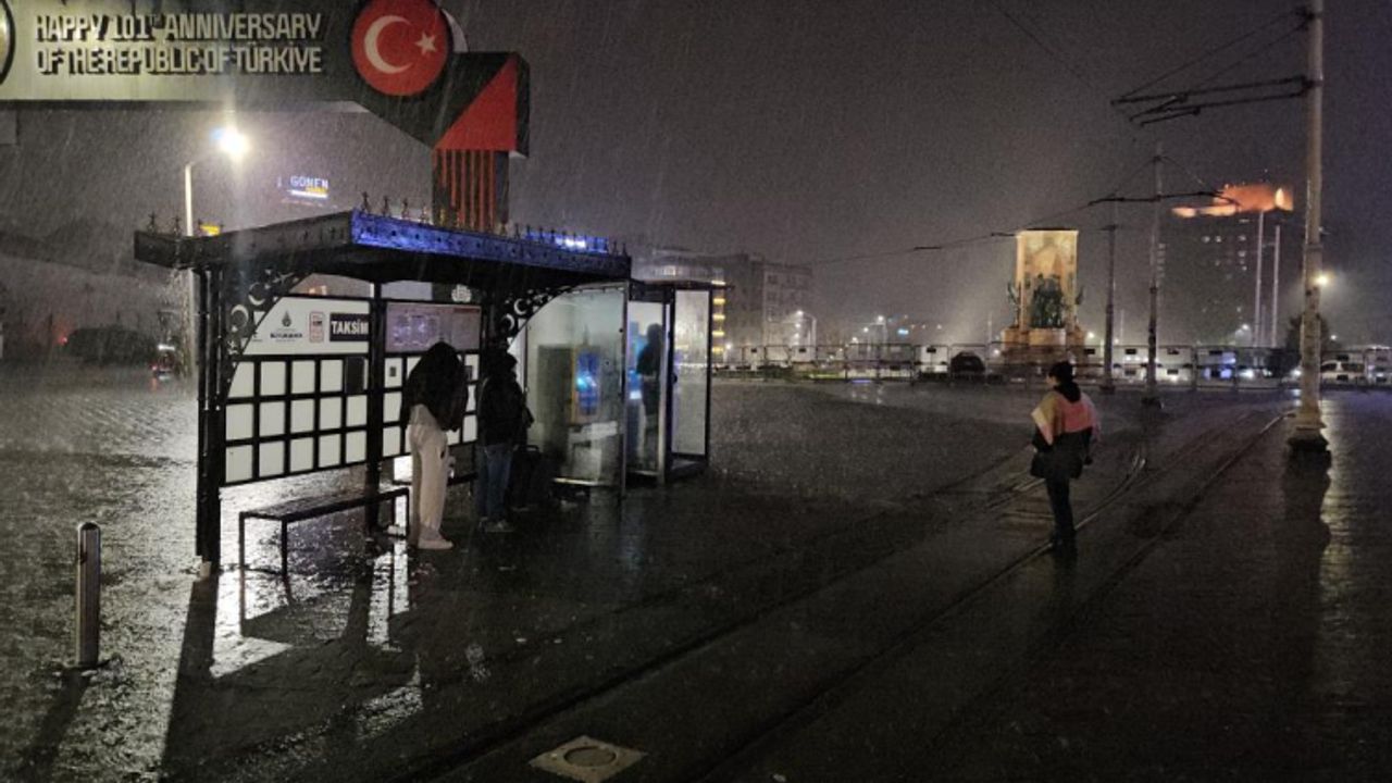 İstanbul’da gece boyu etkili olan sağanak hayatı felç etti: Yollar göle döndü, araçlar yolda kaldı görseli