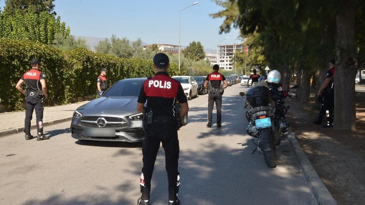 İzmir'de suçluya geçit yok: 26 yıl hapis cezalı istismar zanlısı yakalandı! görseli