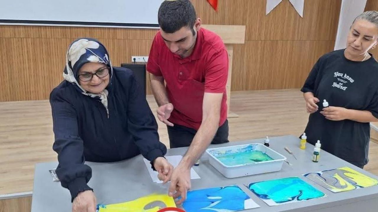 Kars'ta ebru sanatı veli katılım etkinliği ile renklendi görseli