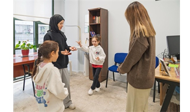 Çocuklar Renkli Harfler ile öğreniyor görseli