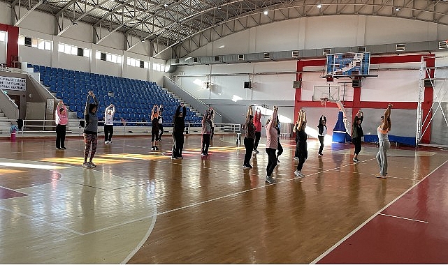 Narlıdere Belediyesi’nin açtığı aerobik kurslarına katılan kadınlar güne sağlıklı, enerjik ve zinde başlıyor görseli