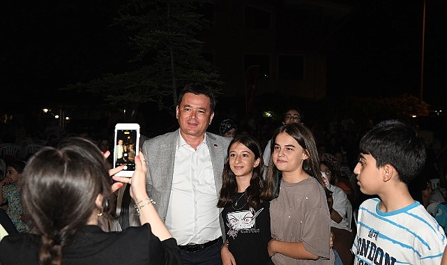 Başkan Aydın, Güneştepe’de çocuklarla açık hava sinemasında buluştu görseli