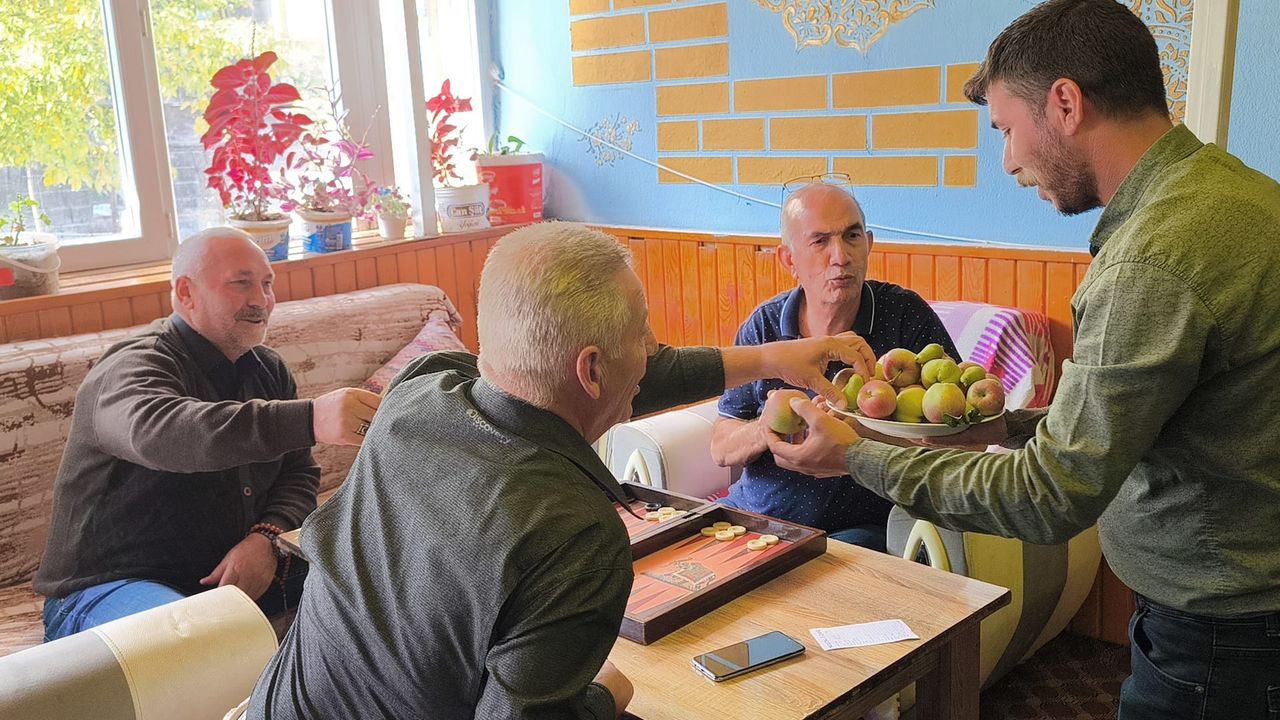 İşyerinde Meyve Ağacından aldığı hasadı müşterilerine ikram etti görseli