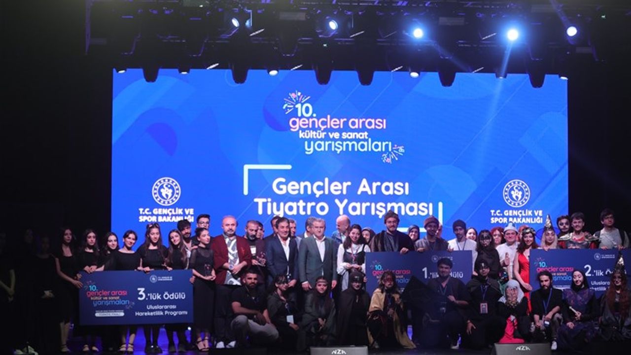 Genç oyuncular Aspendos Antik Tiyatrosu'nda sahne aldı görseli