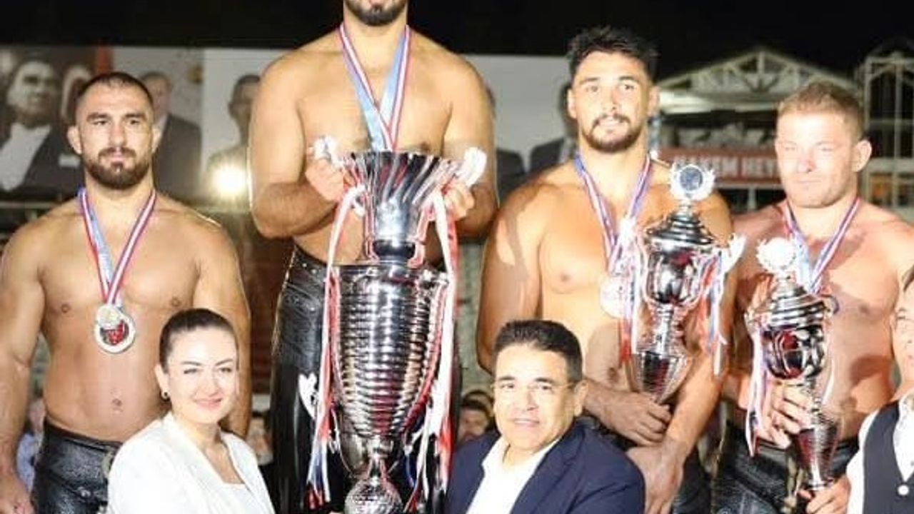 Balıkesir Büyükşehir Belediyesporlu Enes Doğan Elmalı’nın 2. kez Başpehlivanı oldu görseli
