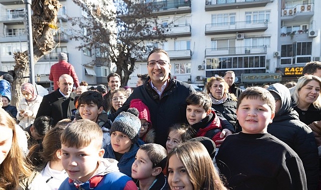 Balçova’da Kar Şenliği Coşkusu: Başkan Onur Yiğit Çocuklarla Kar Sevincine Ortak Oldu görseli