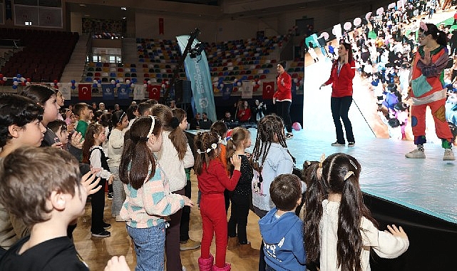 "Okula Bi' Mola", İzmit'te salona sığmadı görseli