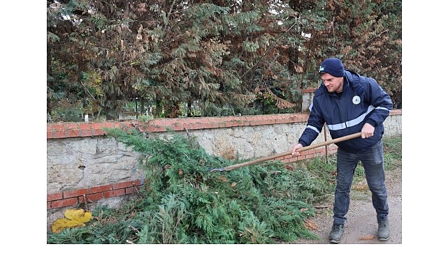 Kartepe’de Mezarlıklara Düzenli Bakım görseli