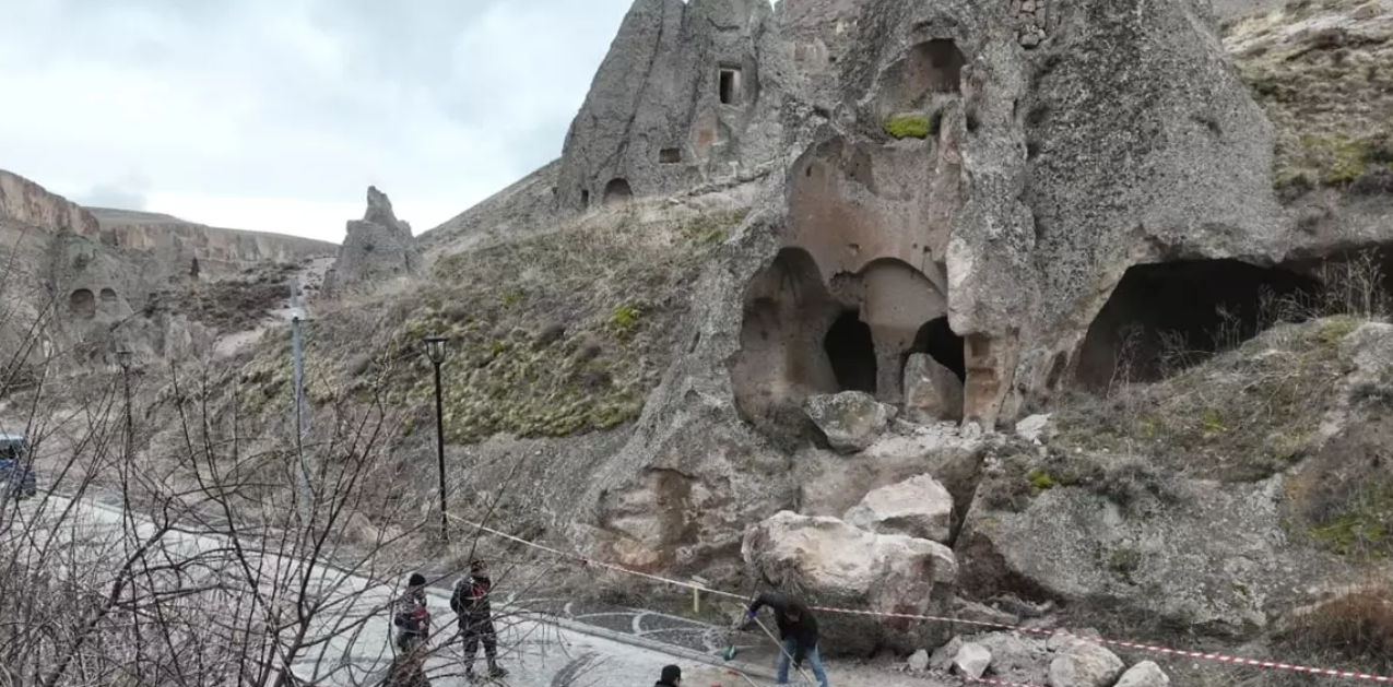 Soğanlı Vadisi'nde Kaya Kopması: Teknik Ekipler Sahada! görseli