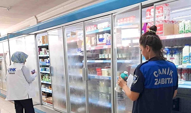 Canik Belediyesi Zabıta Müdürlüğü ekipleri, ilçedeki marketlerde satışa sunulan soğuk gıda ürünlerine yönelik denetim gerçekleştirdi. görseli