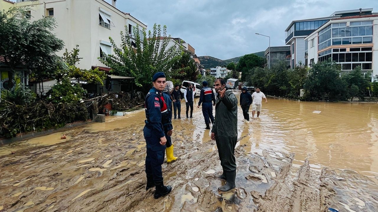 İzmir’de sağanak hayatı felç etti: Foça’da ev ve iş yerlerini su bastı görseli