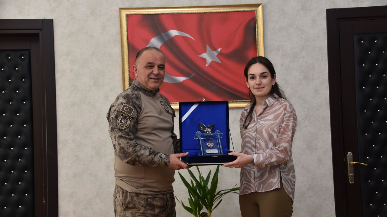 Şehit kızı Rümeysa Ertekin Tazegül’den Kars İl Emniyet Müdürü Saka’ya anlamlı ziyaret görseli