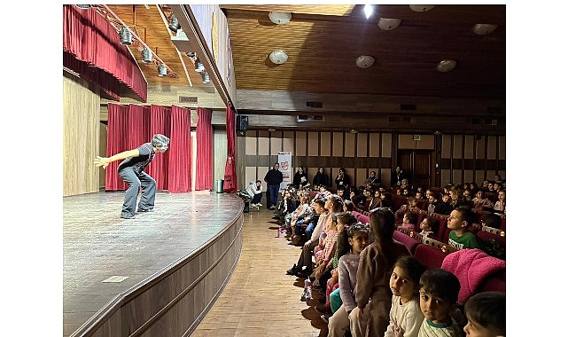İnegöl’de Tiyatro Festivali Coşkusu Sürüyor görseli