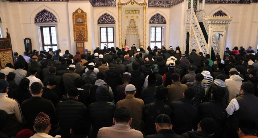 Tokyo'da Rezir Rekoru: Bayram Namazı Tam 5 Kez Kılındı! görseli