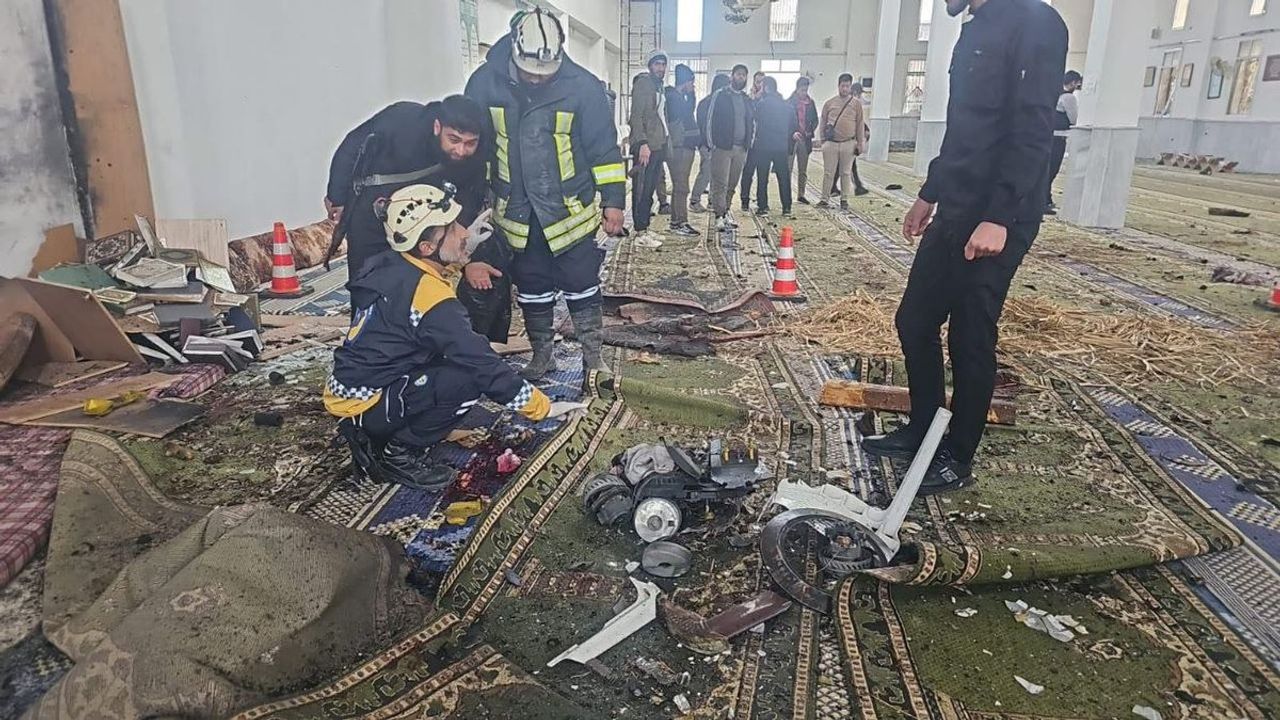 Suriye Humus’ta camide patlama: 5 ölü, 9 yaralı görseli
