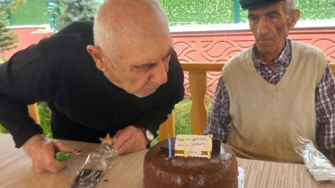 Kars huzurevinde doğum günü coşkusu görseli