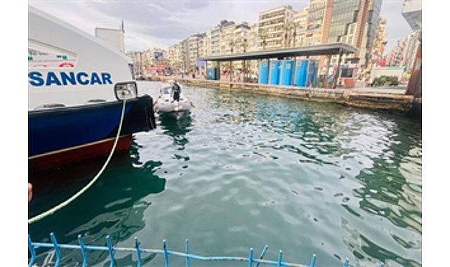 İzmir İtfaiyesi, iskele altında sıkışan kediyi kurtardı görseli
