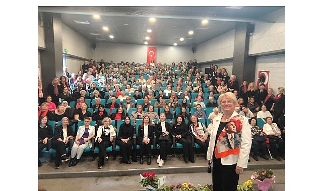 Kadınlar, Atatürk’ü sevdiği şarkılarla andı görseli