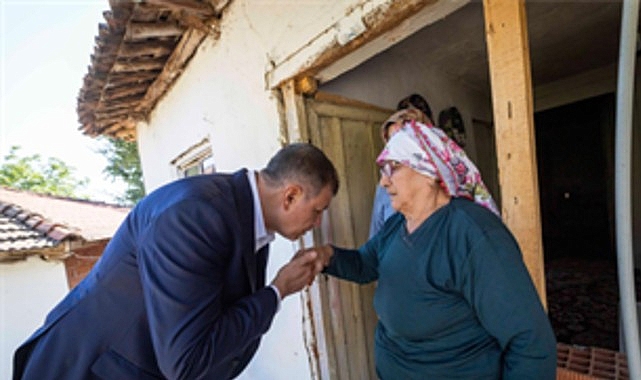Başkan Tugay’dan yangında vefat eden Şahin’in aile evine taziye ziyareti görseli