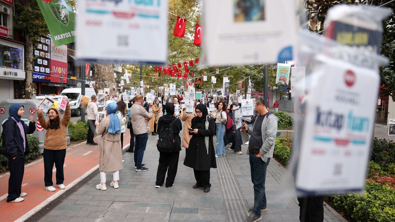 Kocaeli’de gelenek bozulmadı, kitaplar yine ilk ağaçlarda açtı! görseli