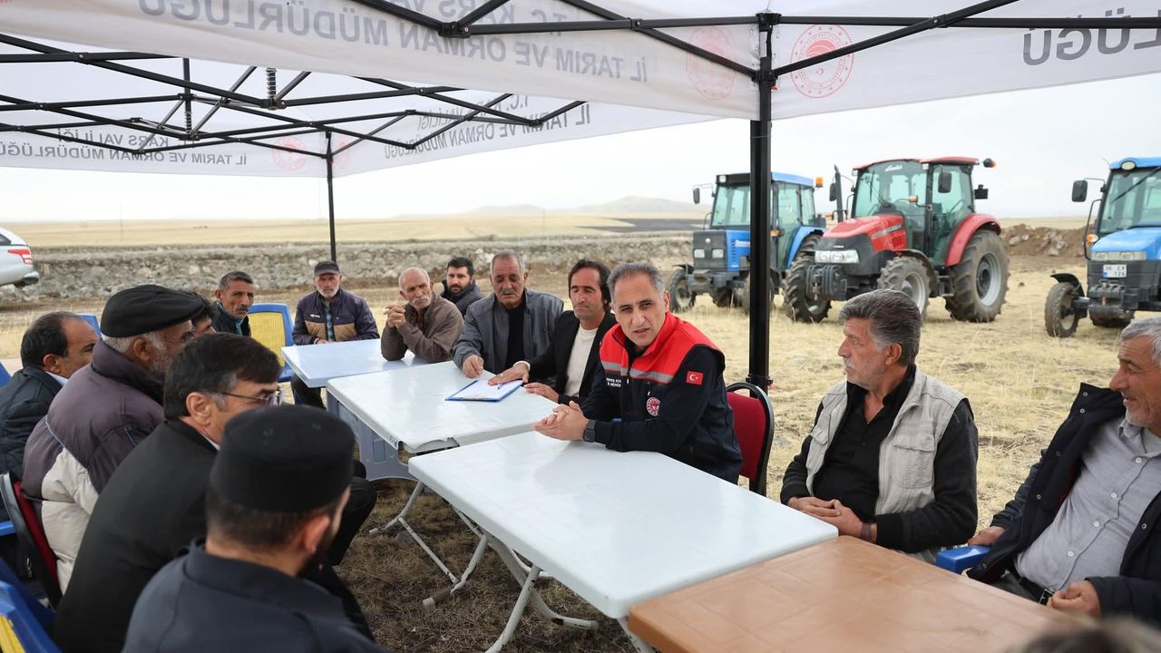 Kars Tarım İl Müdürü Enver Aydın, Başgedikler Köyü Merası’nda yetiştiricilerle bir araya geldi görseli