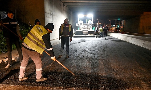 Bornova’da yağmur bitti, asfalt serimi başladı görseli