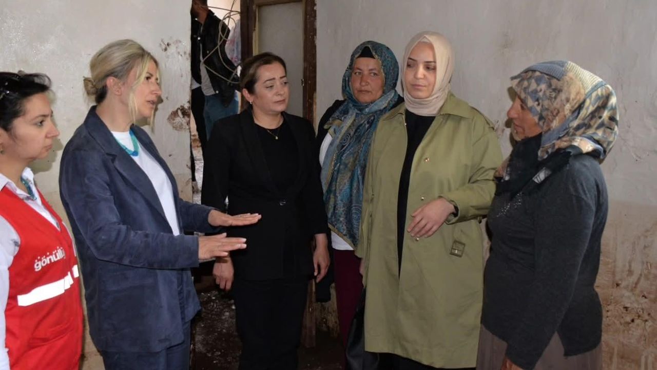 Kars Milletvekili Adem Çalkın’ın eşi Aydan Çalkın'dan sel mağduru kadınlara moral ziyareti görseli
