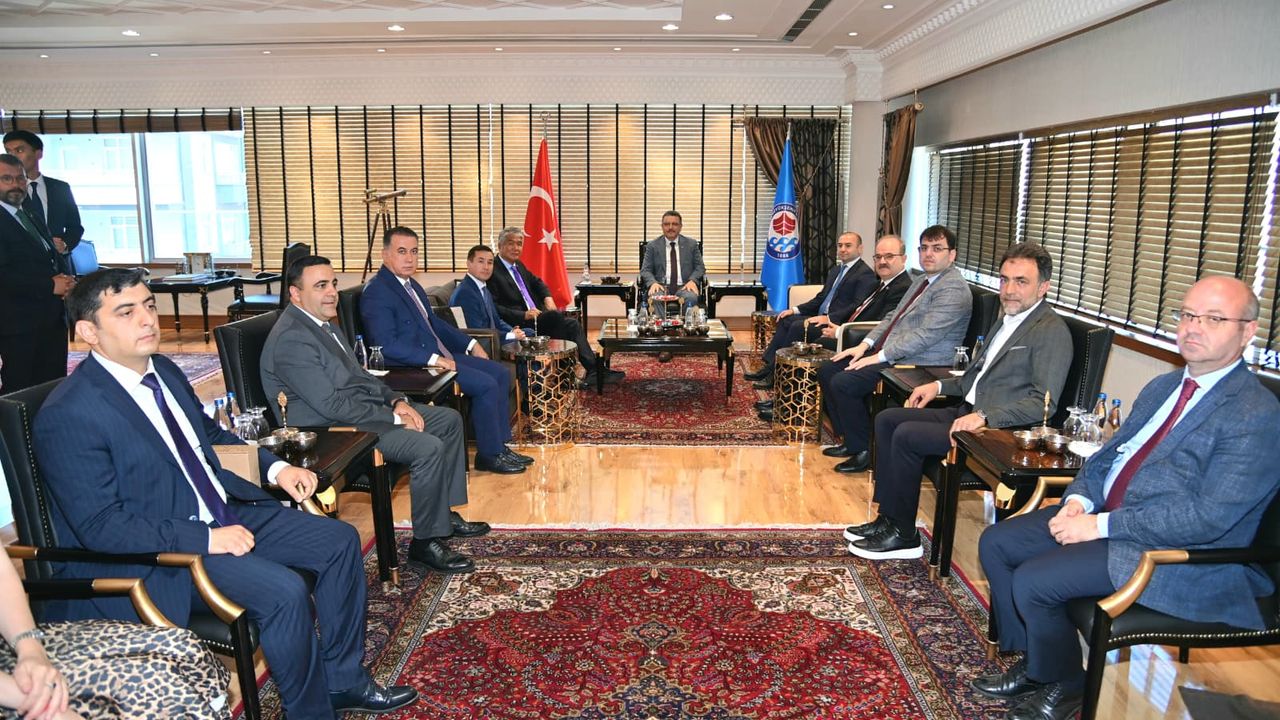 Trabzon Büyükşehir Belediye Başkanı Genç: “Daha güçlü bir Türk dünyası oluşturmalıyız” görseli